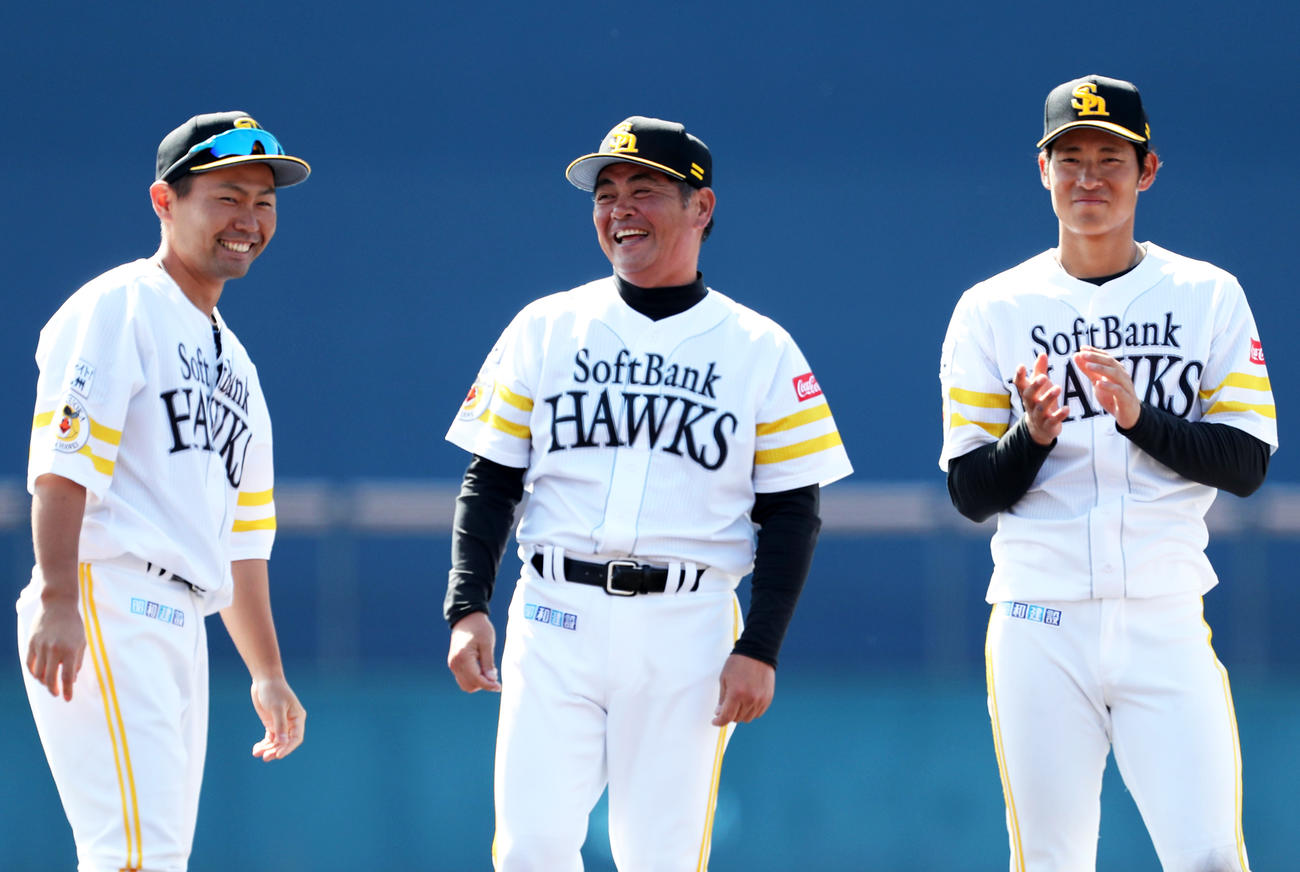 キャンプ最終日、一本締めの後笑顔で話をする中村晃と工藤公康監督。右は上林誠知（撮影・梅根麻紀）