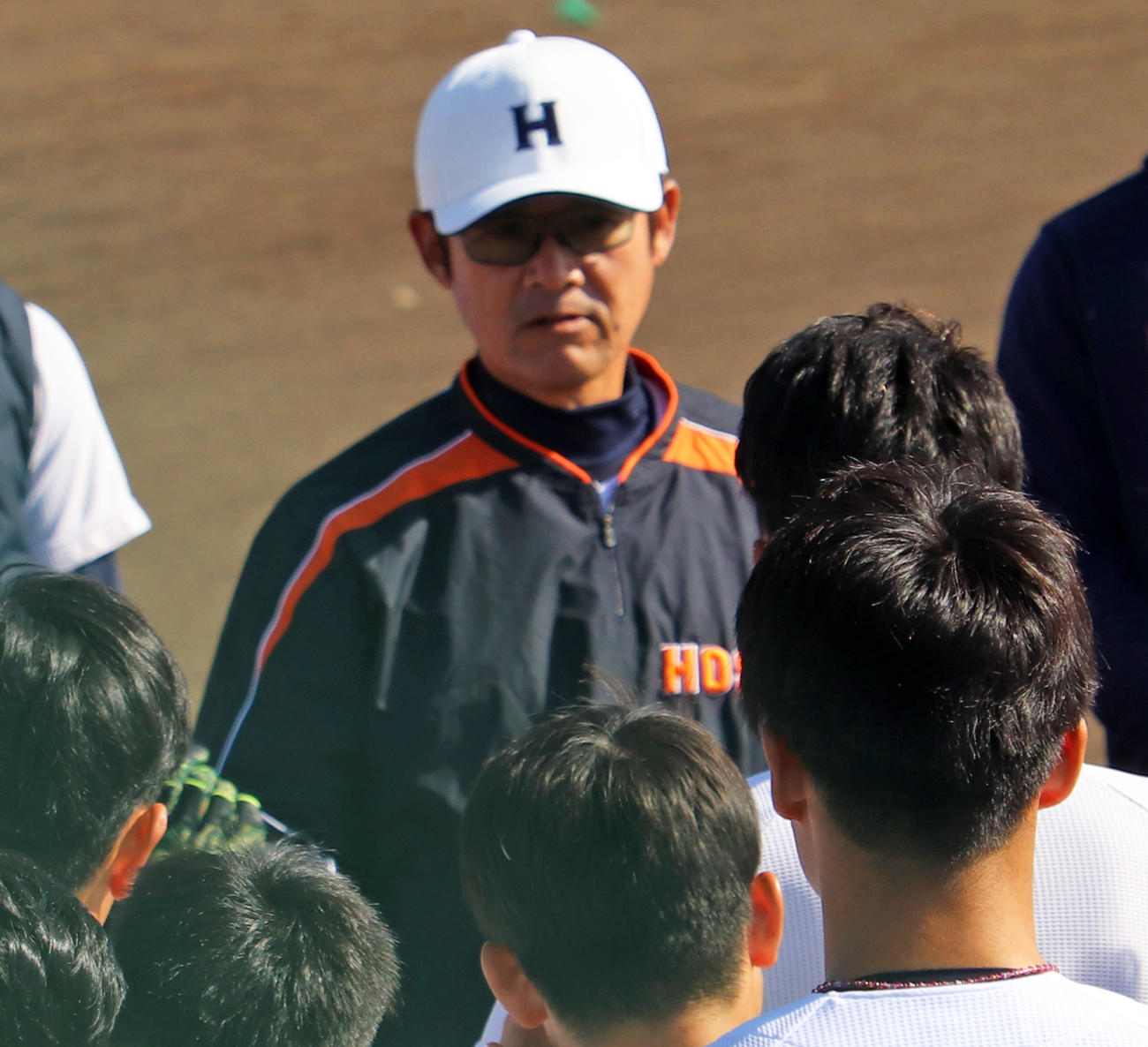 ベースランニング前に選手に注意点を伝える法大・銚子助監督（撮影・古川真弥）
