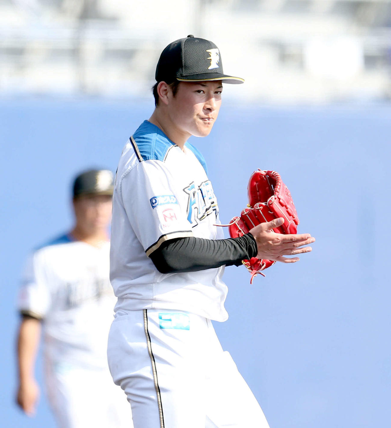 日本ハム対DeNA　9回表DeNA無死一塁、柴田を二併殺打に仕留めグラブをたたく日本ハム吉田輝（撮影・佐藤翔太）
