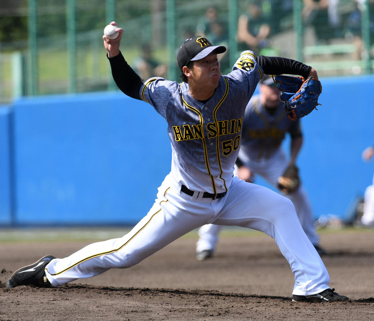 ヤクルト対阪神　阪神先発で力投する青柳（撮影・前岡正明）
