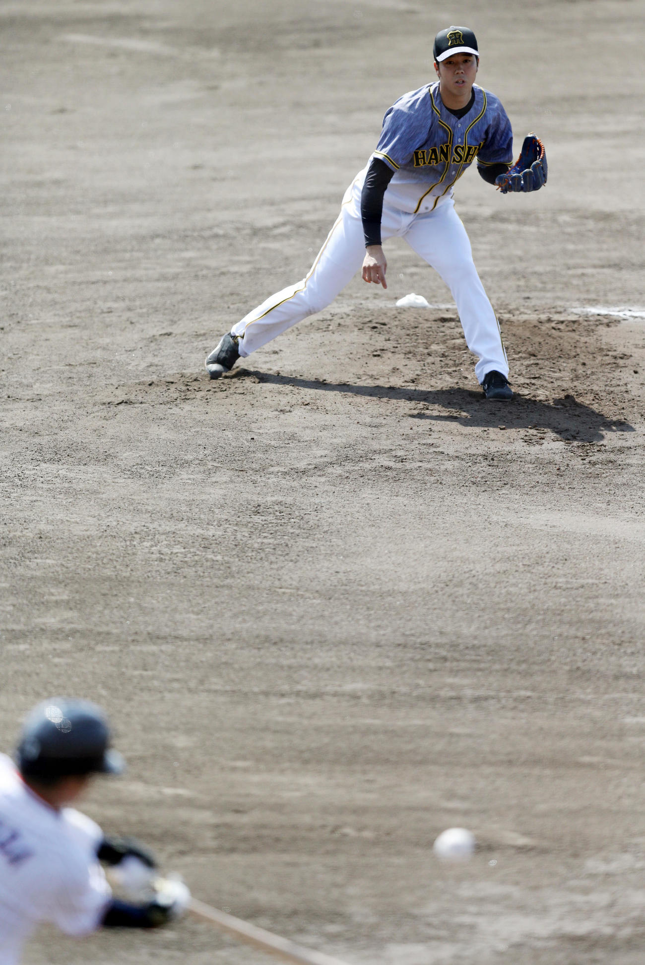 ヤクルト対阪神　1回裏ヤクルト1死、山田哲を右飛に打ち取る青柳（撮影・狩俣裕三）