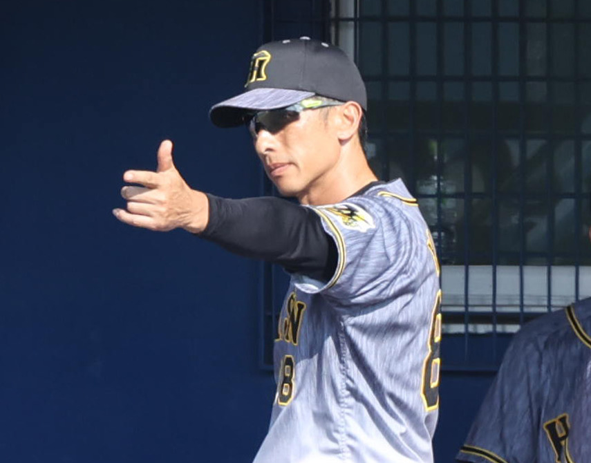 ヤクルト対阪神　9回表阪神2死一塁、代打上本を告げる矢野監督（撮影・清水貴仁）