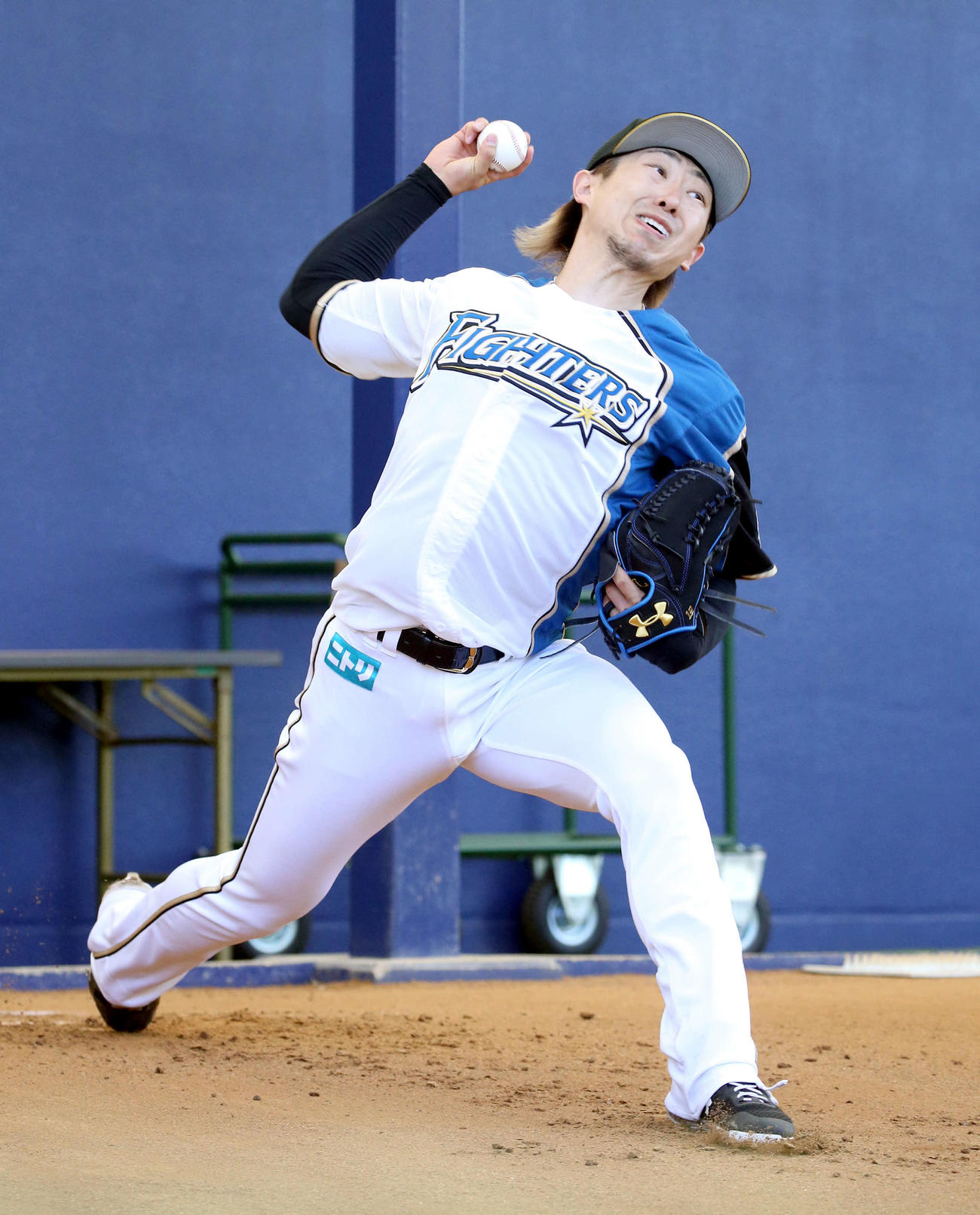 日本ハム対DeNA　ブルペンで力投する日本ハム金子（撮影・佐藤翔太）