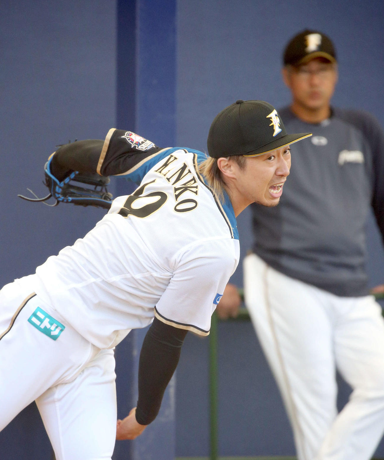 日本ハム対DeNA　ブルペンで力投する日本ハム金子（撮影・佐藤翔太）
