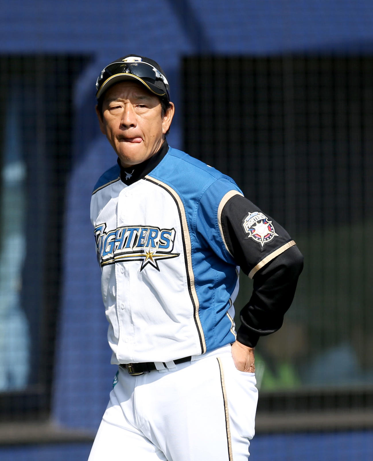 日本ハム対DeNA　選手交代を告げベンチに戻る日本ハム栗山監督（撮影・佐藤翔太）