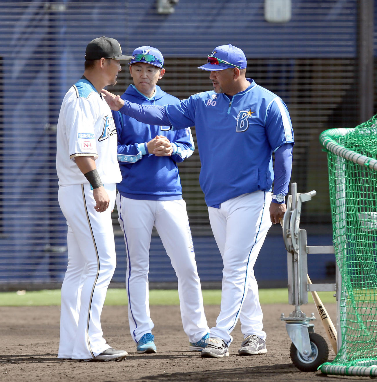 日本ハム対DeNA　試合前、会話する日本ハム中田とDeNAラミレス監督（右）（撮影・佐藤翔太）