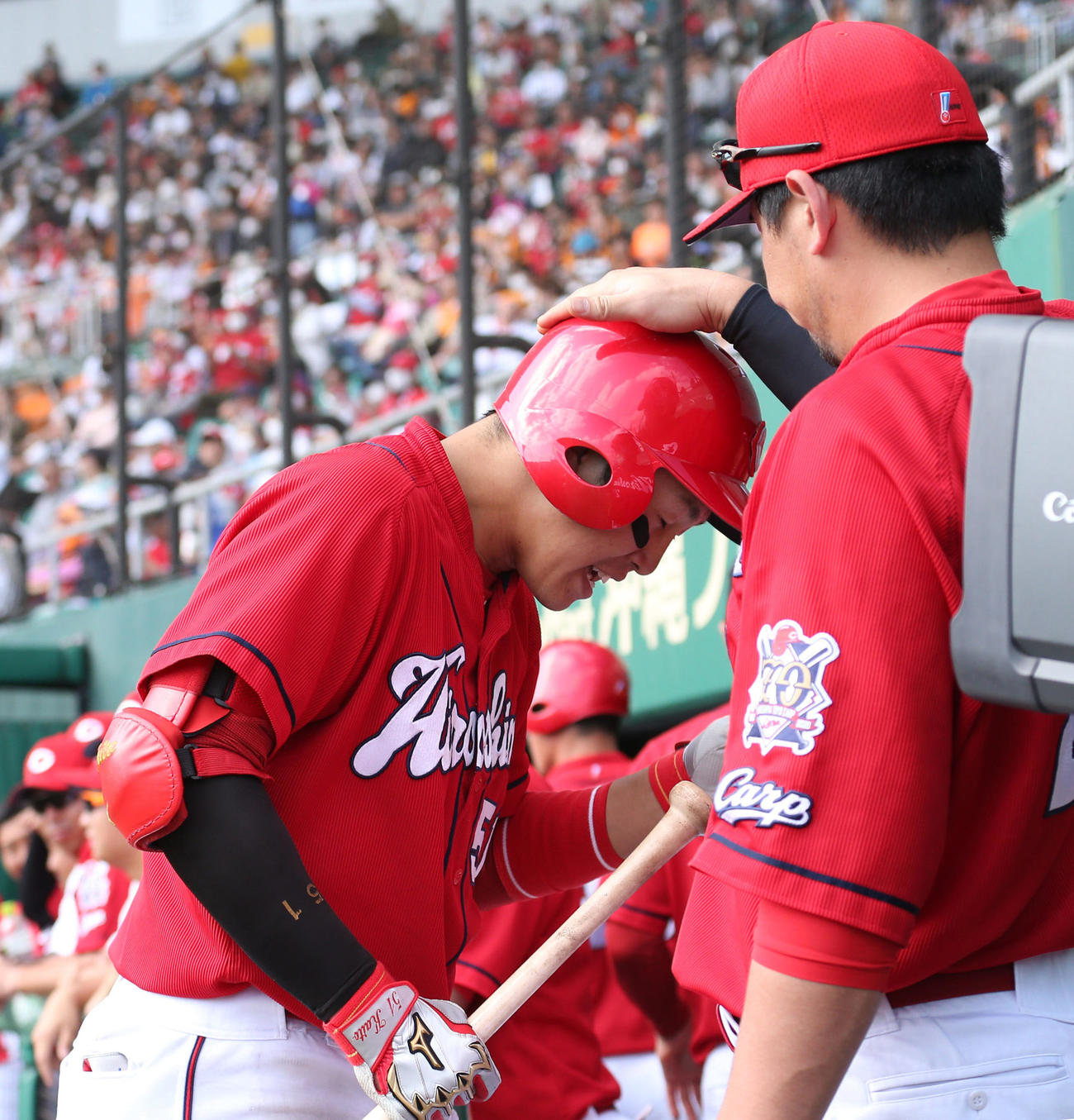 巨人対広島　オープン戦　7回表広島無死、小園海斗は右越えにソロ本塁打を放ちベンチ前で会沢翼（右）の出迎えを受ける（撮影・栗木一考）
