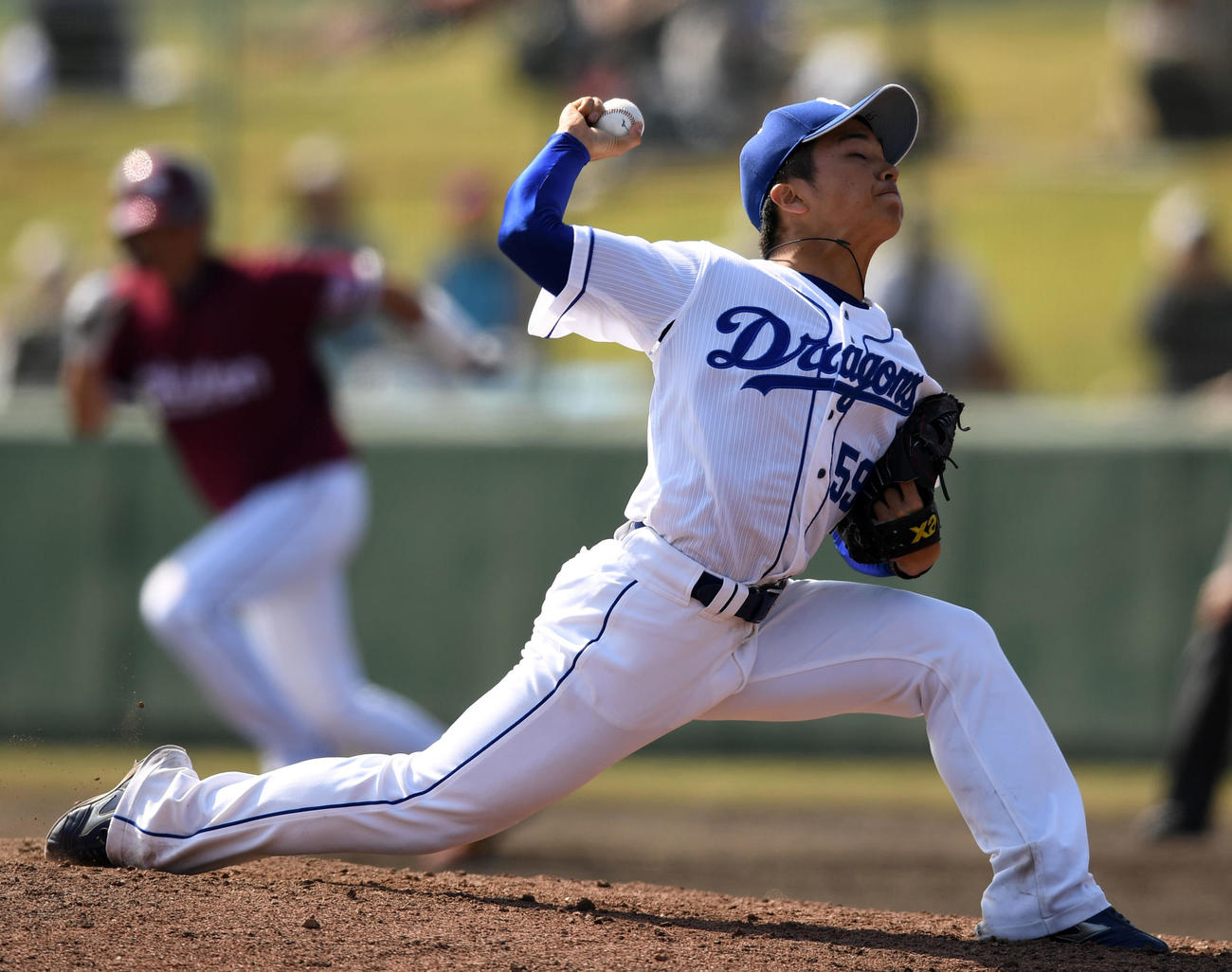 中日対楽天　5回表から2番手で登板した中日山本（撮影・横山健太）