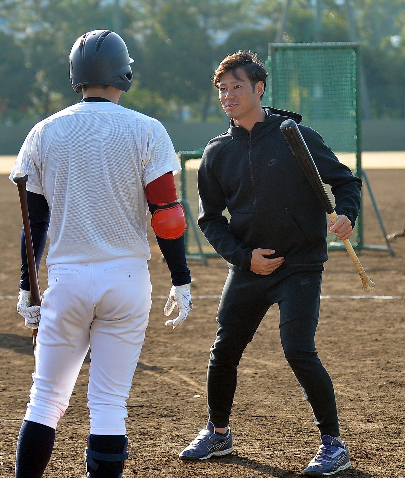 後輩にアドバイスする18年度主将の東京ガス楠