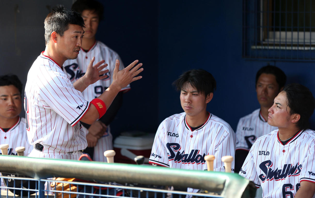 ヤクルト対阪神　試合後の反省会で話をする青木（左）（撮影・狩俣裕三）