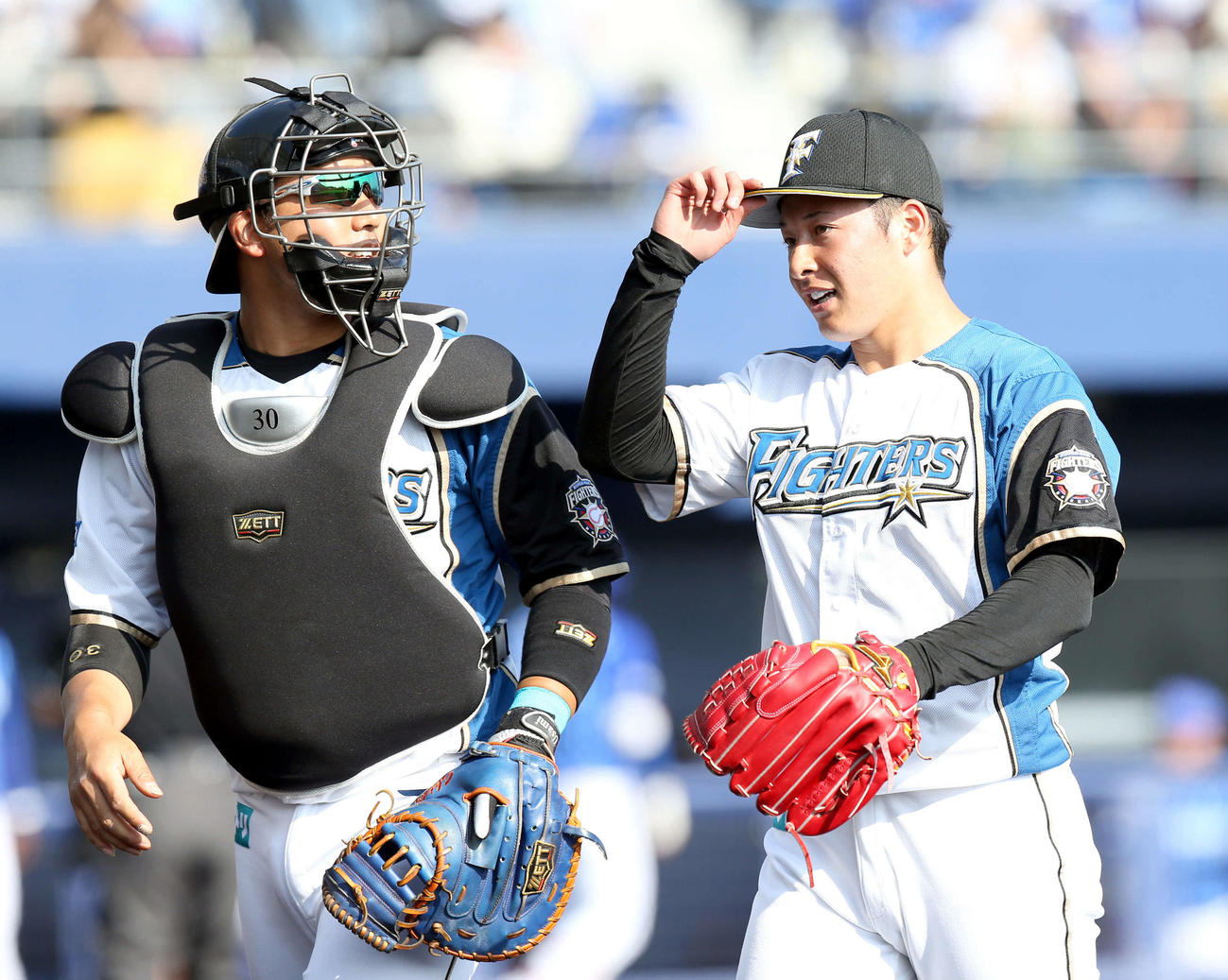 日本ハム対DeNA　9回表を無失点に抑えベンチに戻る日本ハム宇佐見（左）と吉田輝（撮影・佐藤翔太）