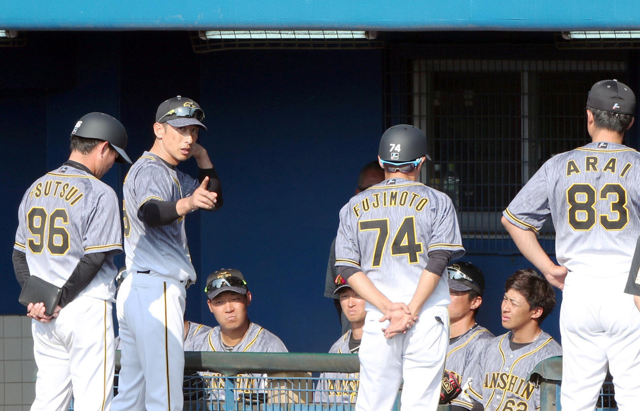試合後、ベンチに座るナインに話をする矢野監督（左から2人目）（撮影・前田充）