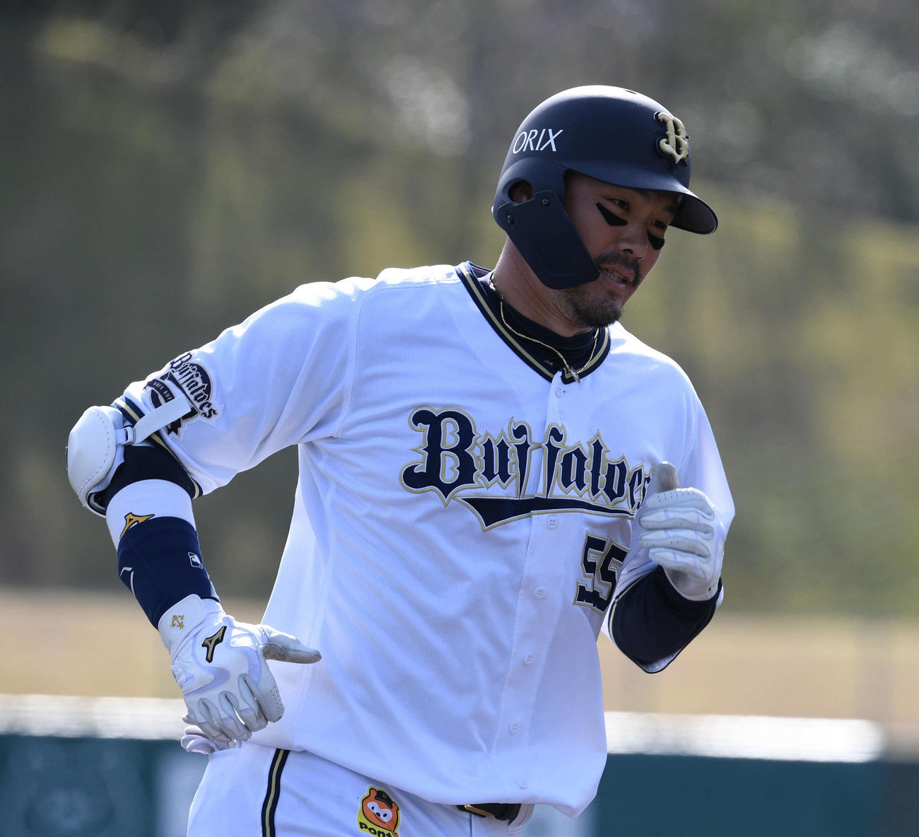 オリックス対斗山　6回裏オリックス1死一、二塁、T－岡田は3点本塁打を放ち三塁を回る（撮影・渦原淳）