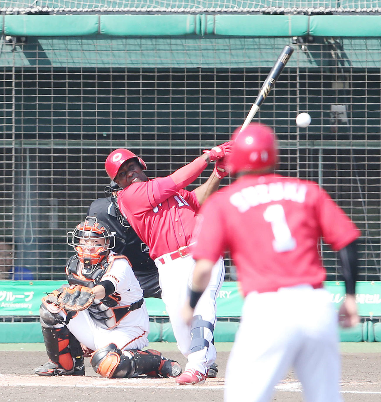 巨人対広島　3回表広島無死一、二塁、適時打を放つピレラ（撮影・河野匠）