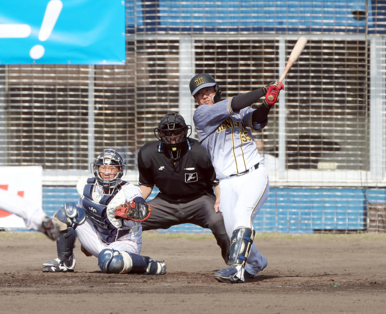 ヤクルト対阪神　7回表阪神1死、右中間へ本塁打を放つ陽川（撮影・前田充）