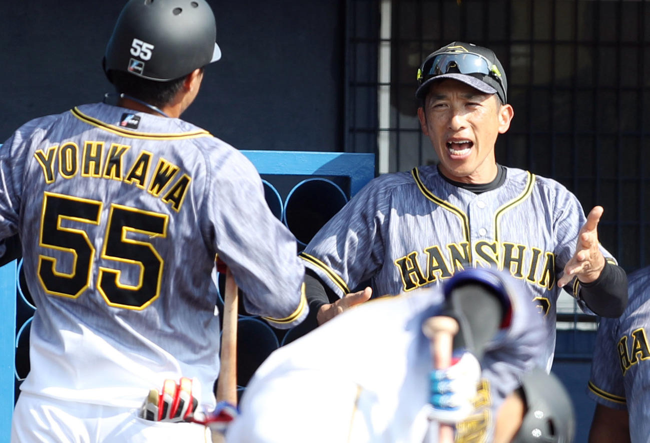 ヤクルト対阪神　7回表阪神1死、ソロ本塁打を放った陽川（左）を迎える矢野監督（撮影・狩俣裕三）