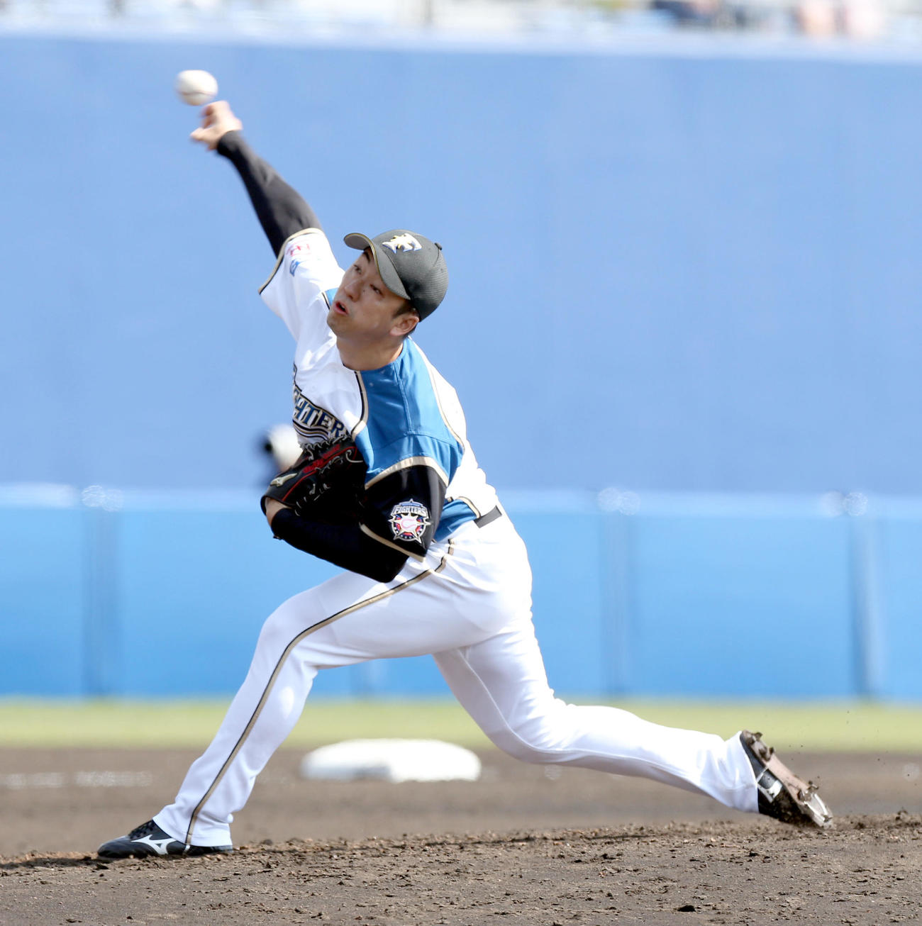 日本ハム対DeNA　4回から登板する日本ハム斎藤（撮影・佐藤翔太）