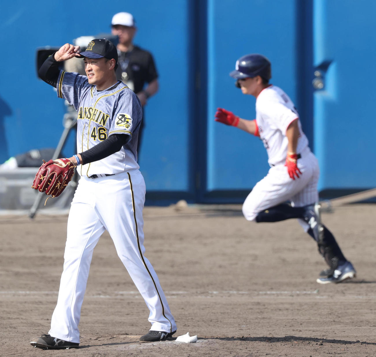 ヤクルト対阪神　8回裏ヤクルト1死、青木を遊飛に抑える秋山（撮影・清水貴仁）