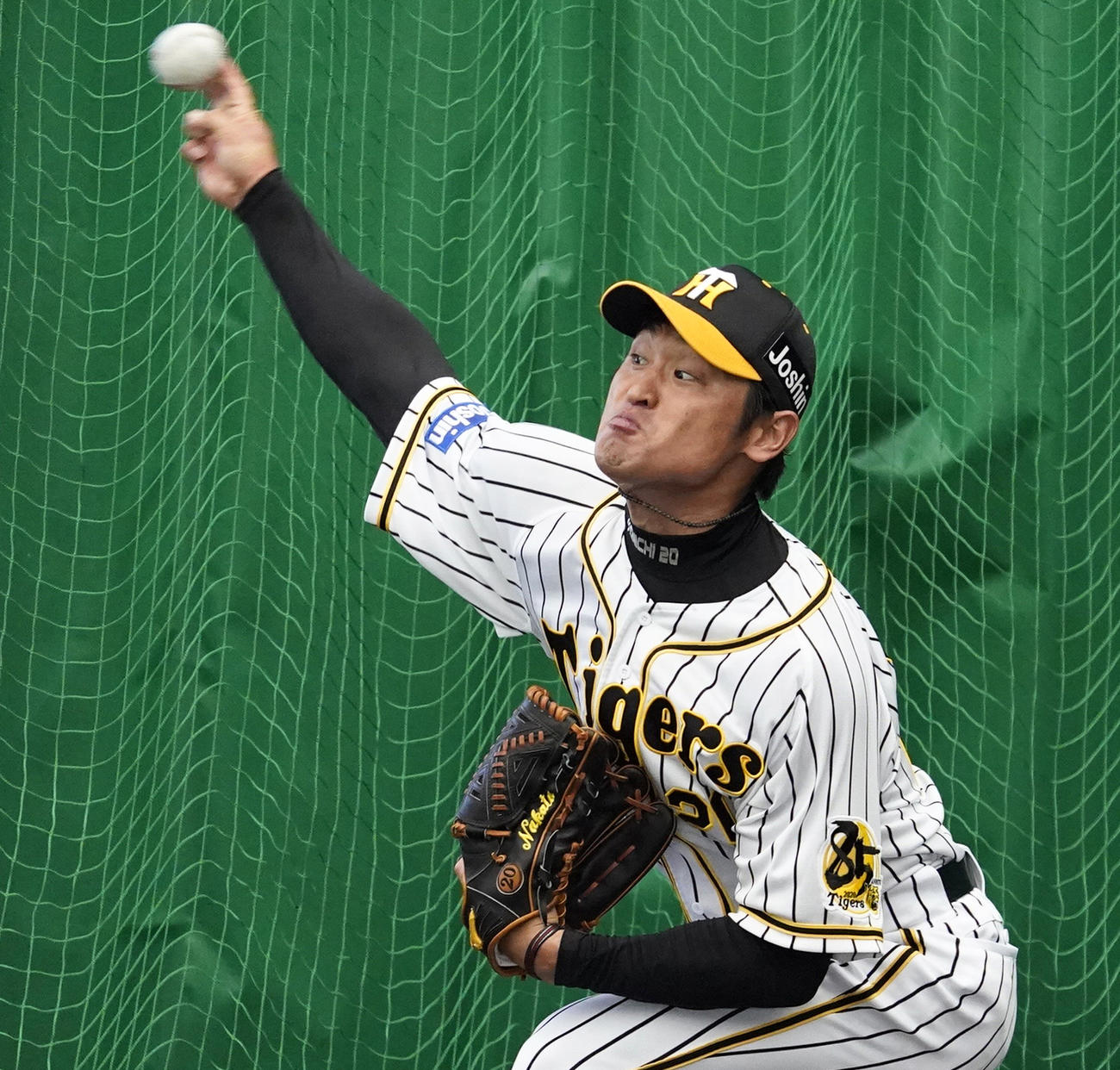 ブルペンで投球練習を行う中田賢一（撮影・清水貴仁）