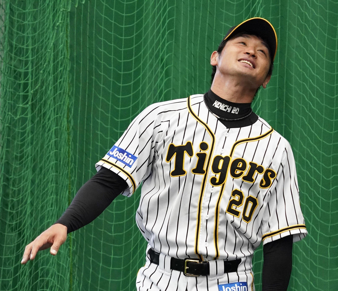ブルペンでの投球練習中に笑顔を見せる阪神中田賢一（撮影・清水貴仁）