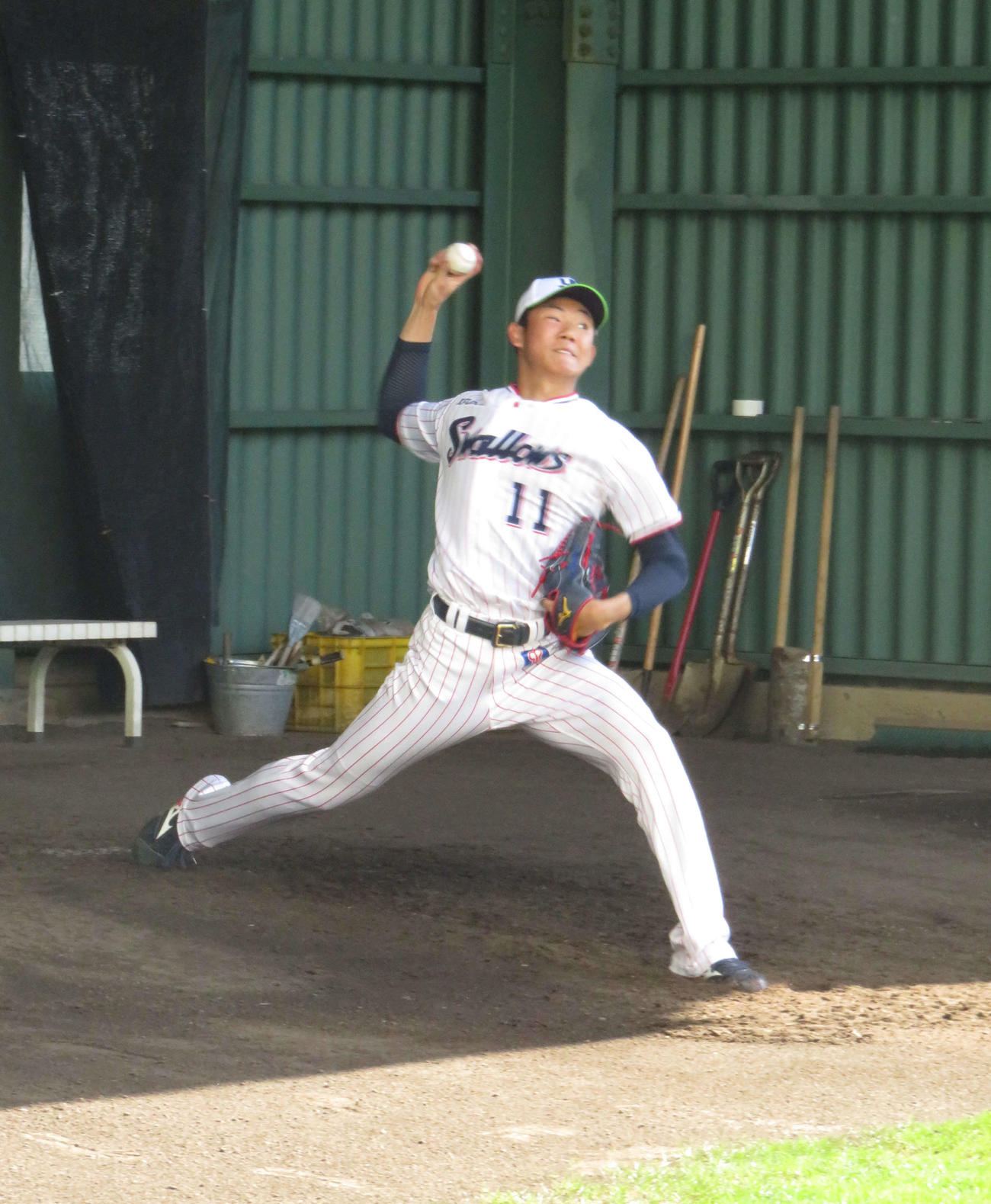 ブルペンで2度目の投球練習を行うヤクルト奥川