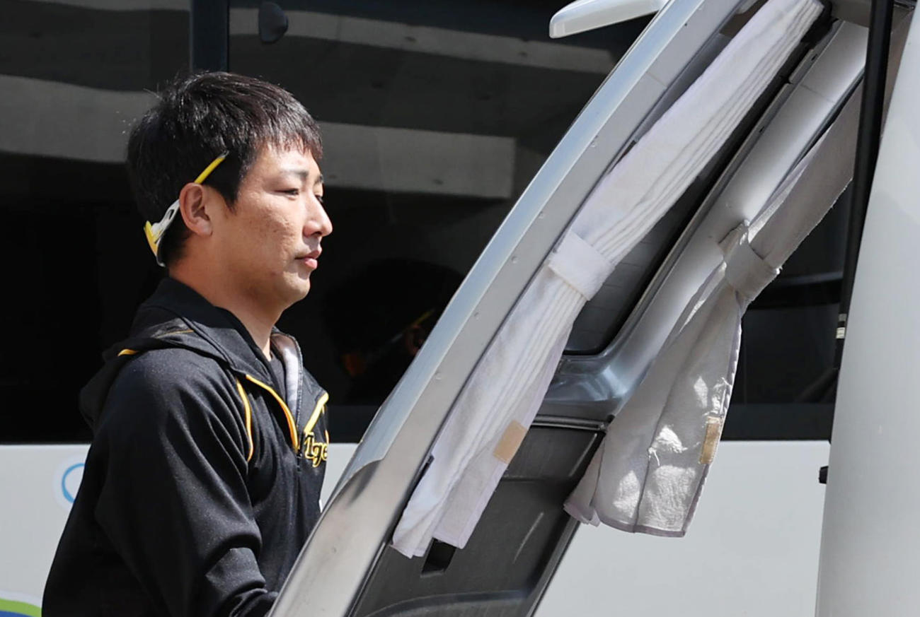 練習を終え球場から引き揚げる阪神岩崎優（撮影・清水貴仁）