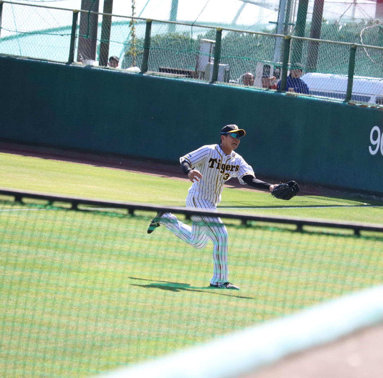 阪神ドラフト2位の井上はプロ初の守備につき、右翼でファウルフライをランニングキャッチする（撮影・只松憲）