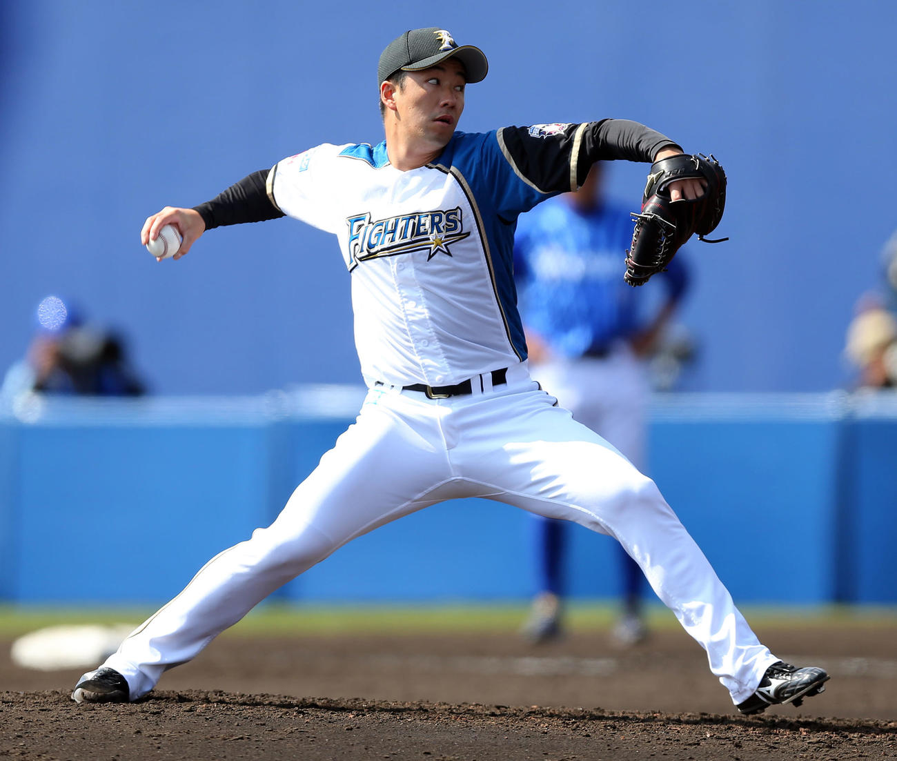 日本ハム対DeNA　3番手の日本ハム斎藤（撮影・大野祥一）