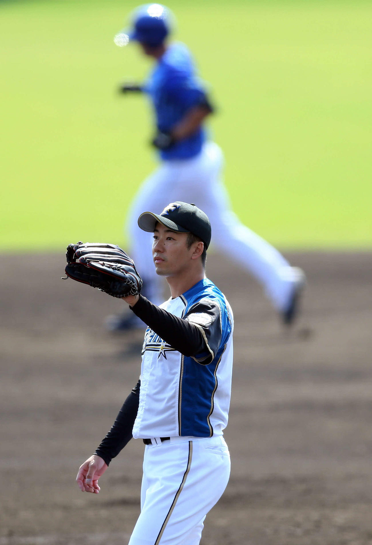 日本ハム対DeNA　5回表DeNA1死、オースティン（後方）に本塁打を浴びた斎藤（撮影・大野祥一）