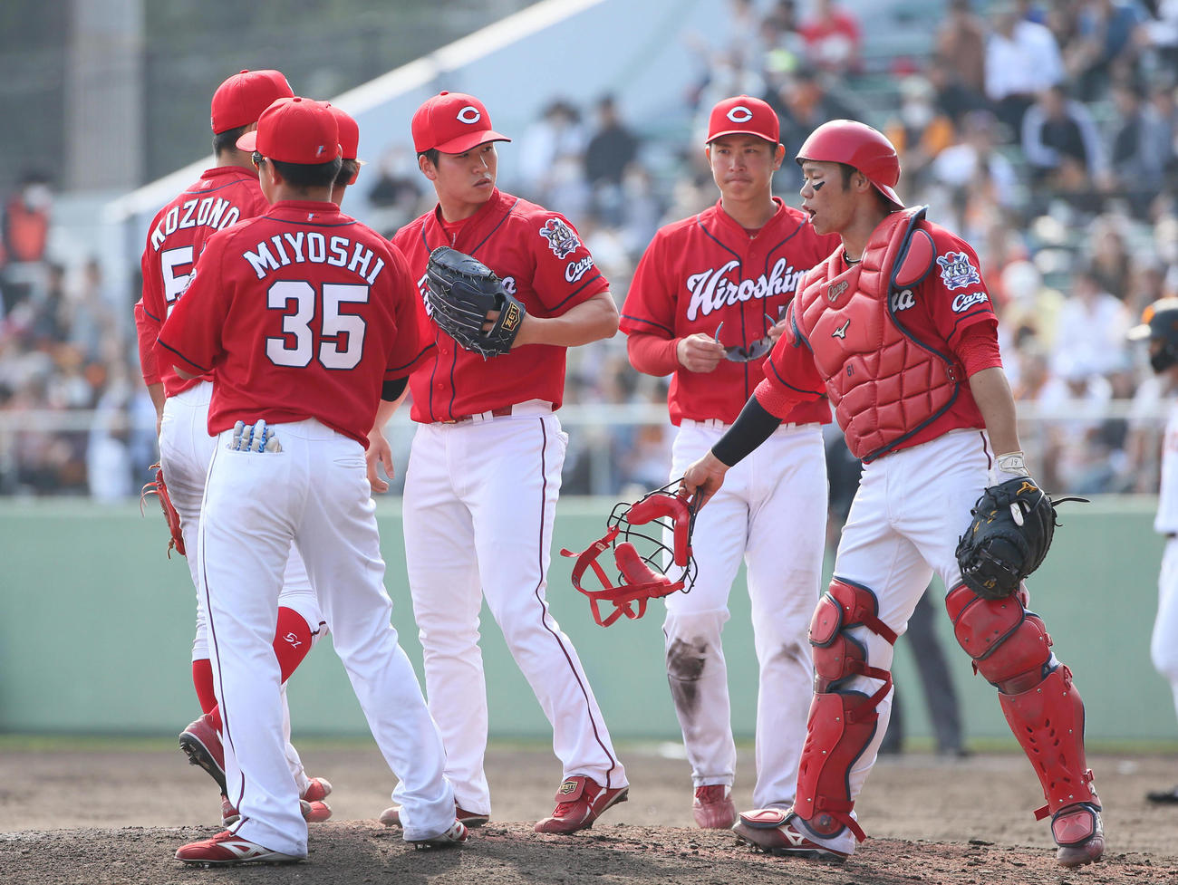巨人対広島　オープン戦　5回裏巨人1死一、二塁、岡本に2点適時二塁打を浴びマウンドで声をかけられる矢崎（左から3人目）（撮影・栗木一考）