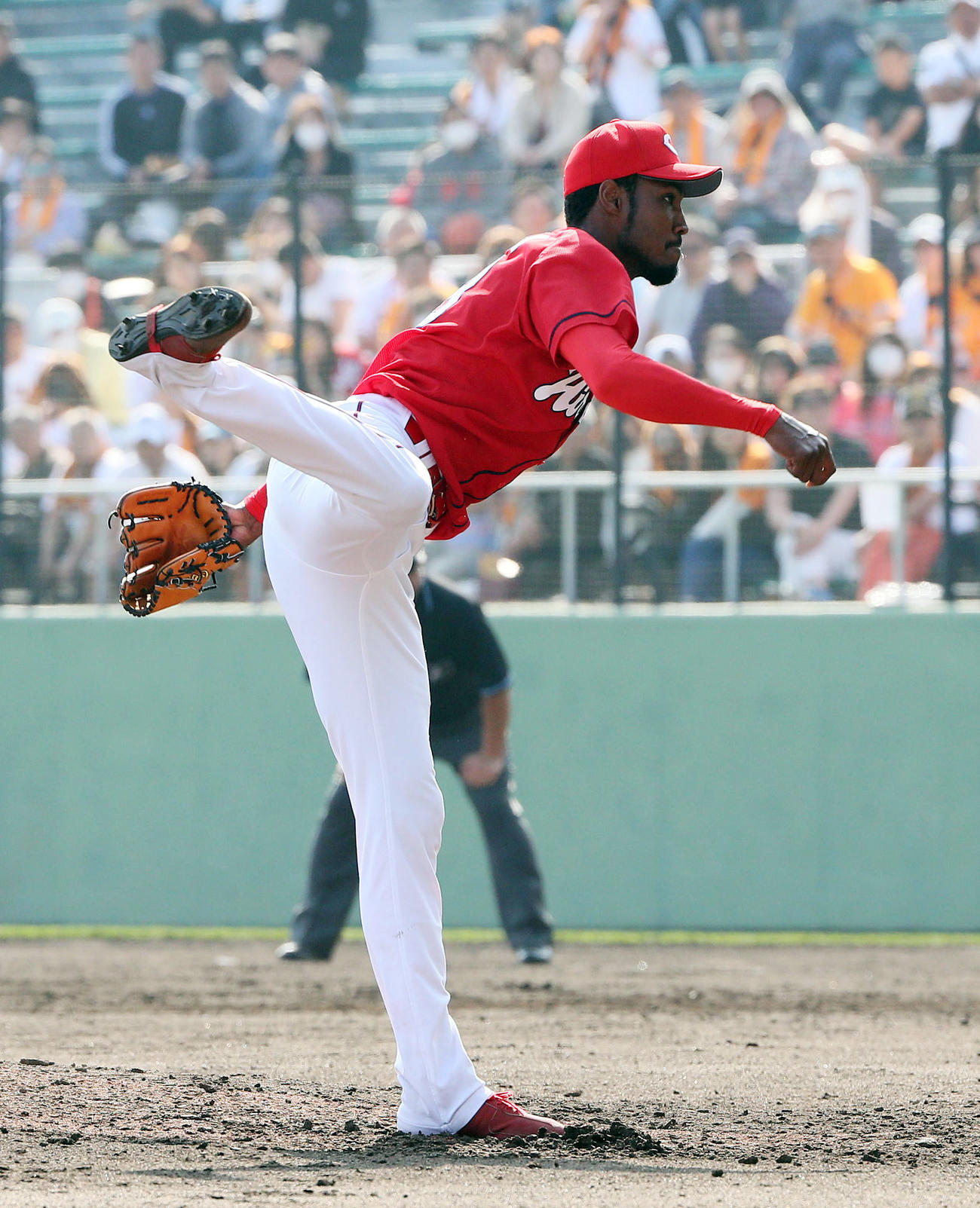 巨人対広島　オープン戦　4番手で登板するアドゥワ（撮影・栗木一考）