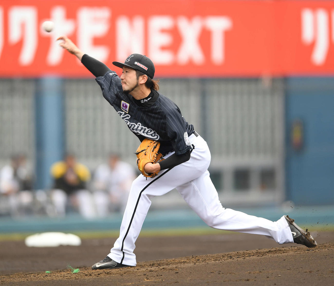 ソフトバンク対ロッテ　先発し力投するロッテ石川（撮影・鈴木みどり）