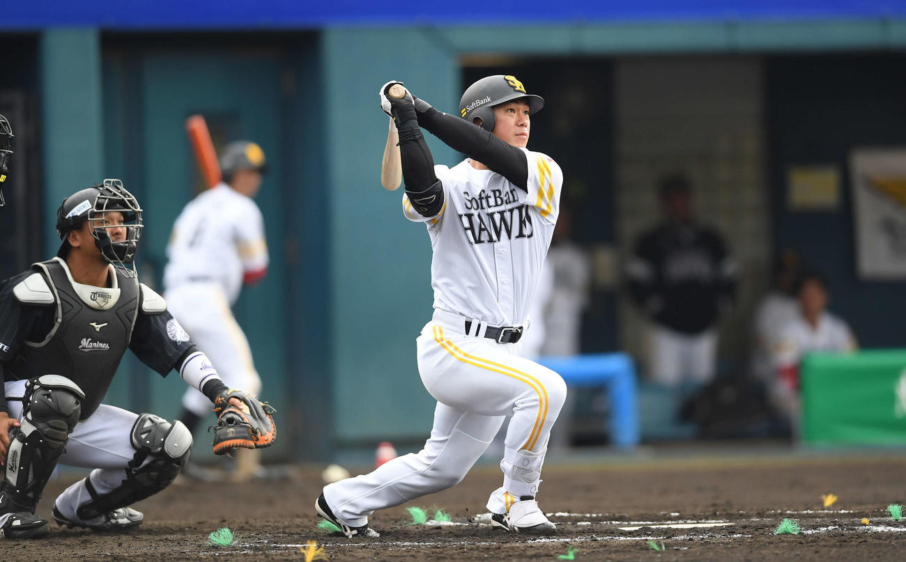 ソフトバンク対ロッテ　6回裏ソフトバンク2死二塁、右越え適時二塁打を放つ長谷川（撮影・鈴木みどり）