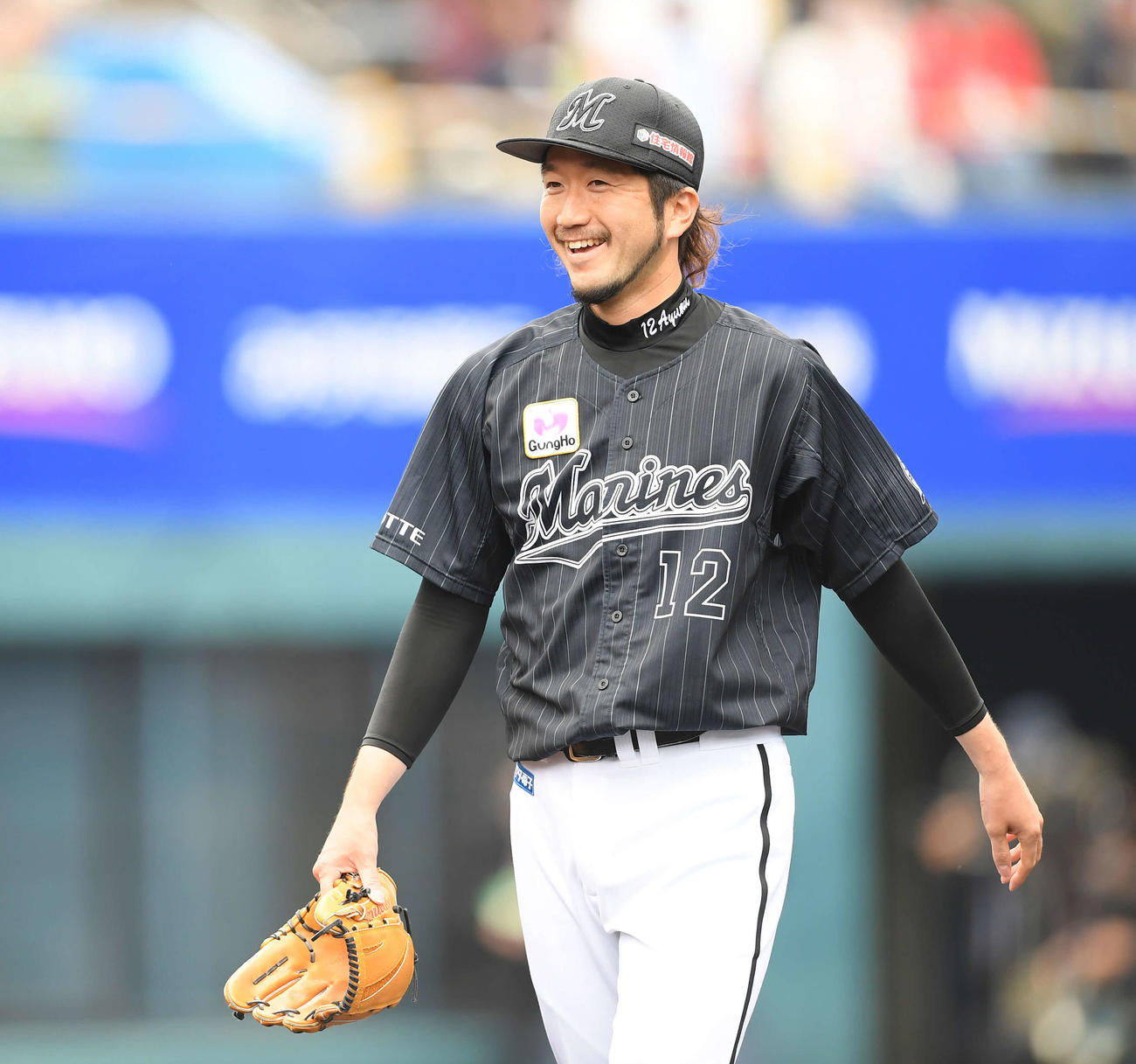 ソフトバンク対ロッテ　1回裏を無失点に抑え、笑顔でベンチへ戻るロッテ石川（撮影・鈴木みどり）
