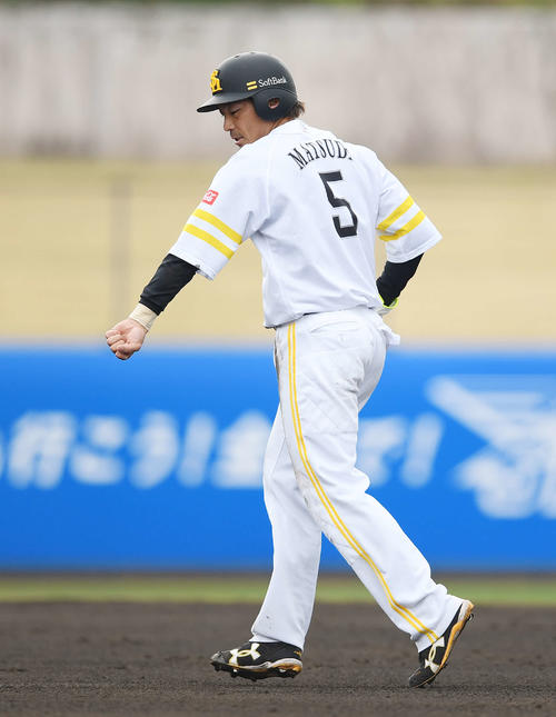 ソフトバンク対ロッテ　5回裏ソフトバンク1死一塁、打者栗原の時、一塁けん制球が左腕に当たった松田宣は代走を送られベンチへ下がる（撮影・鈴木みどり）
