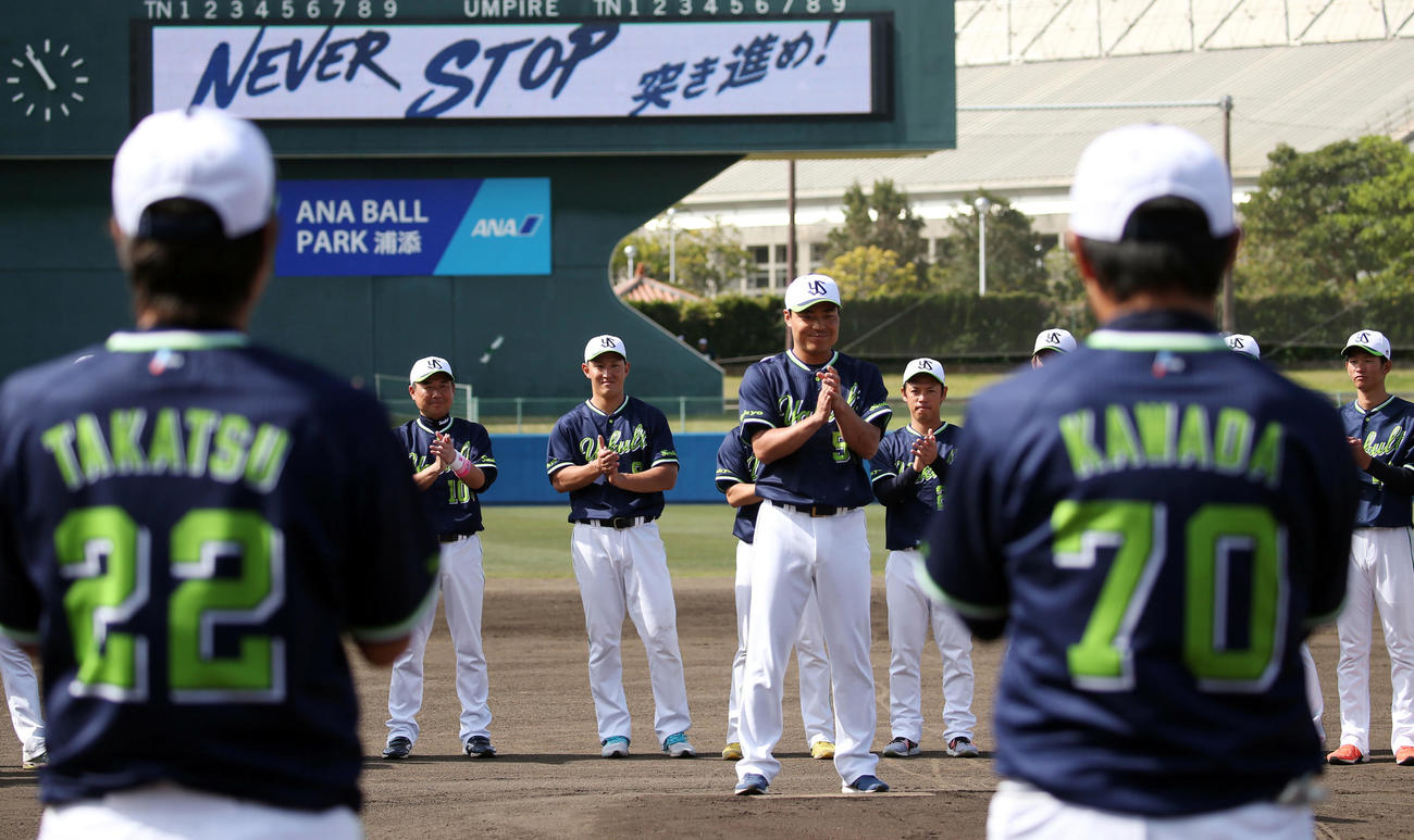 中村選手会長（中央）を中心に一本締めでキャンプを終えるヤクルトの選手たち。手前左は高津監督（撮影・狩俣裕三）