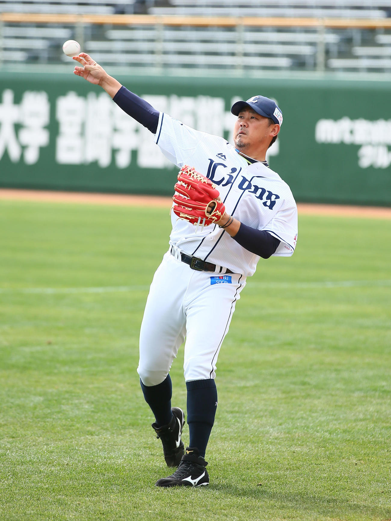 試合前、キャッチボールで調整する西武松坂（撮影・足立雅史）