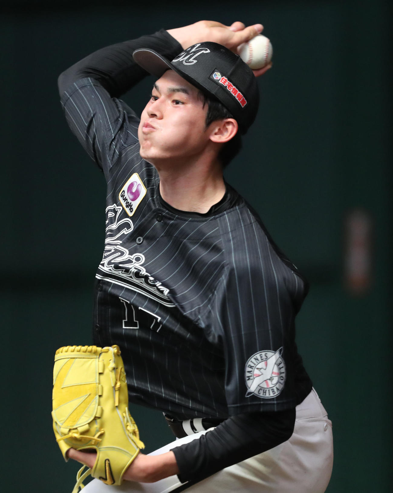 ブルペンに入った佐々木朗希は力強く投げ込む（撮影・梅根麻紀）