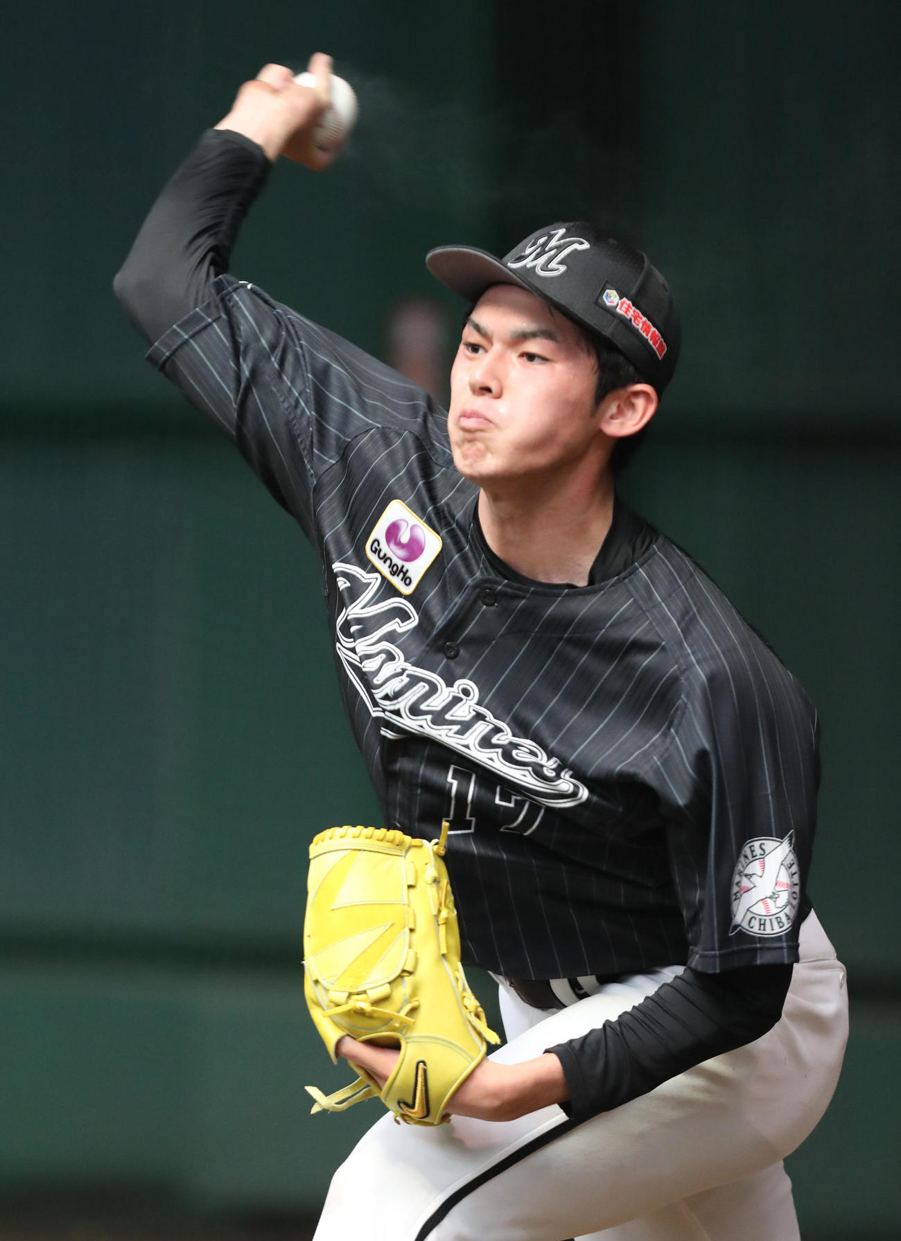 ブルペンに入った佐々木朗希は力強く投げ込む（撮影・梅根麻紀）
