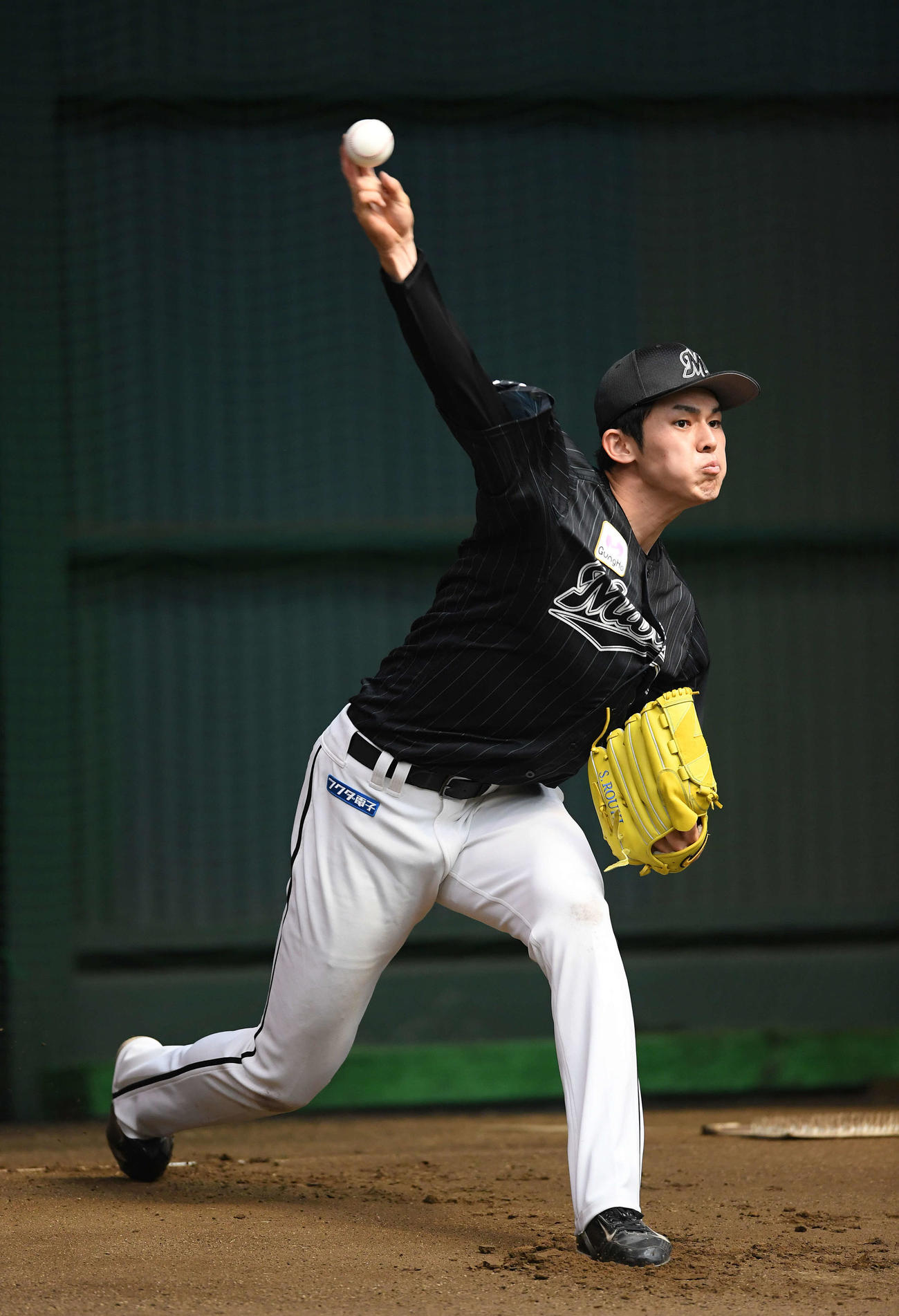 ブルペンで力投するロッテ佐々木朗（撮影・鈴木みどり）