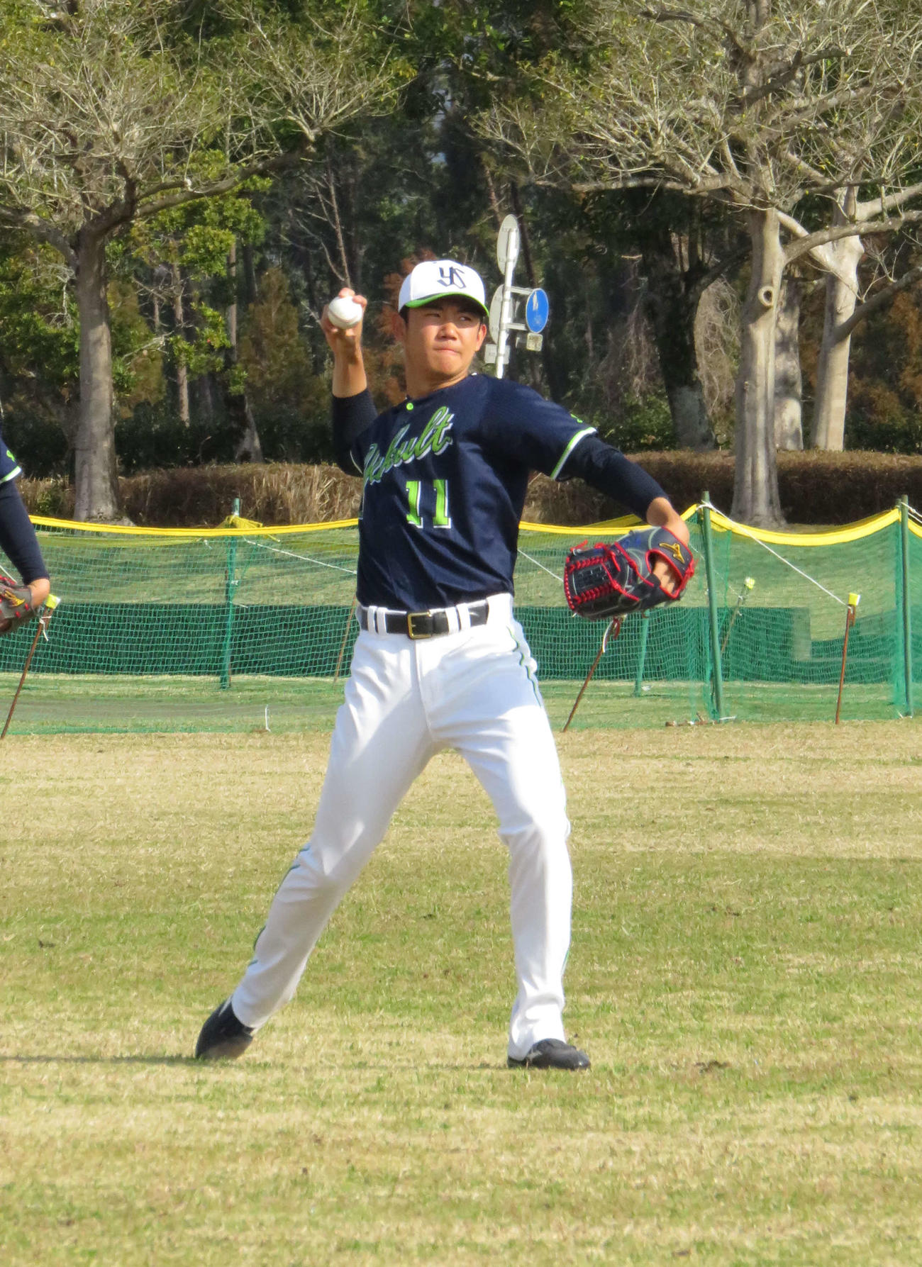キャンプ最終日、軽めのキャッチボールをするヤクルトのドラフト1位、奥川