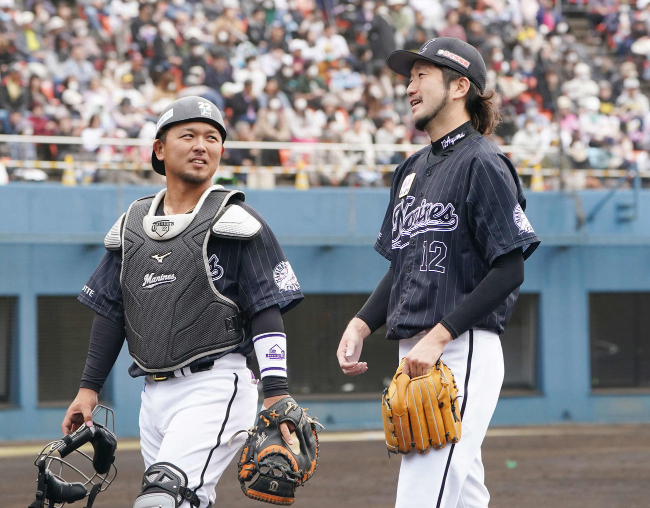 ソフトバンク対ロッテ　3回裏まで無失点に抑え、田村（左）と話しながらベンチへ戻るロッテ石川（撮影・鈴木みどり）