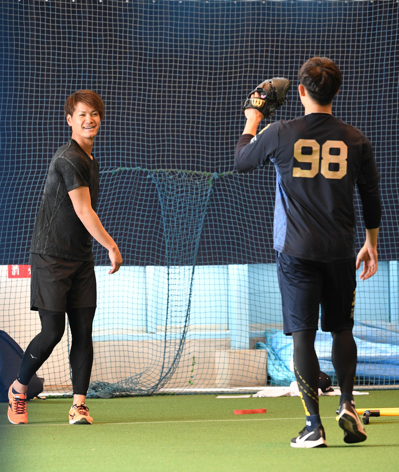 登板を控えキャッチボールで調整するオリックスK－鈴木（左）と張奕（撮影・渦原淳）