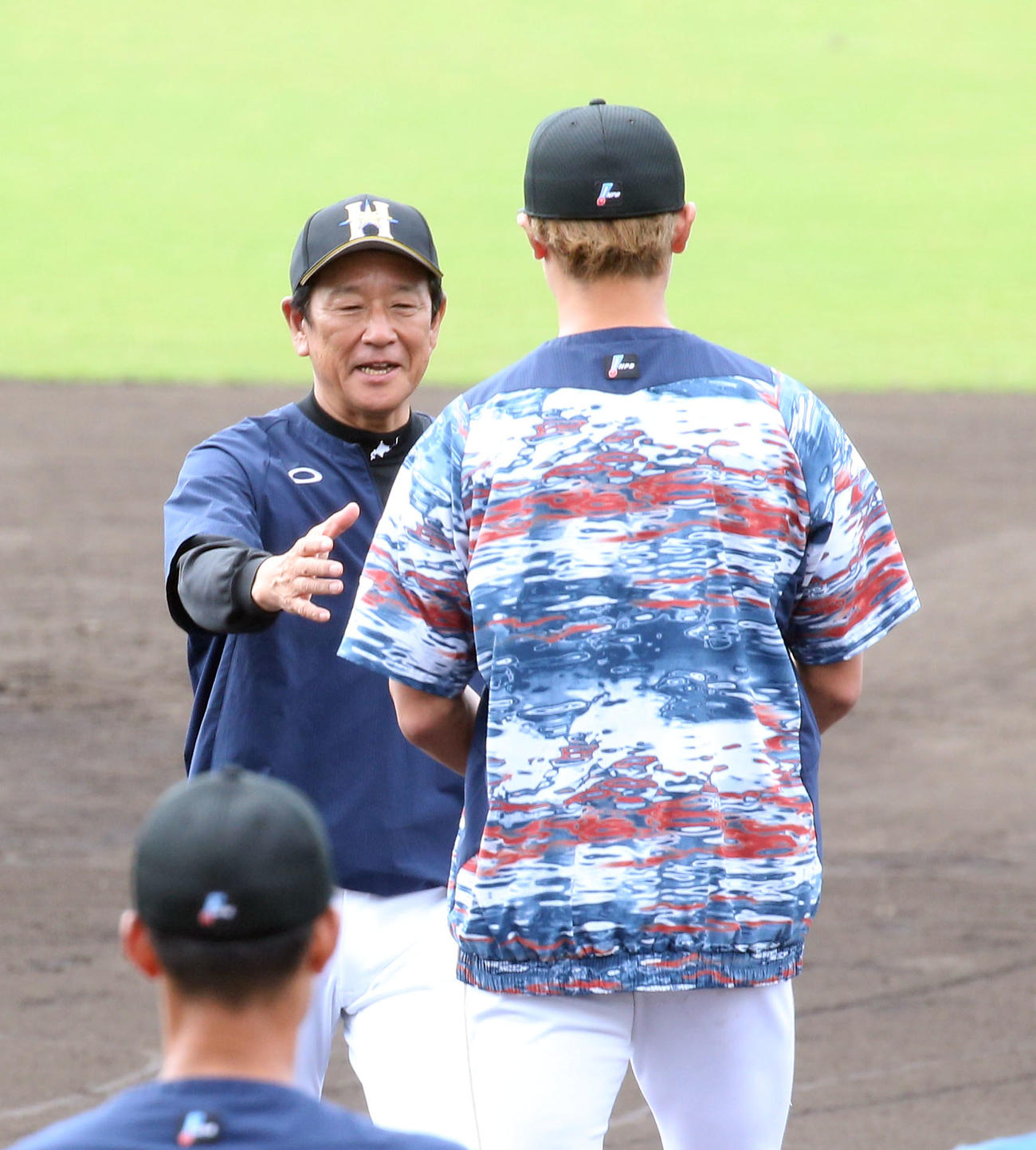 日本ハム情報　手締めを終え日本ハム西川（右手前）と握手する栗山監督（撮影・佐藤翔太）