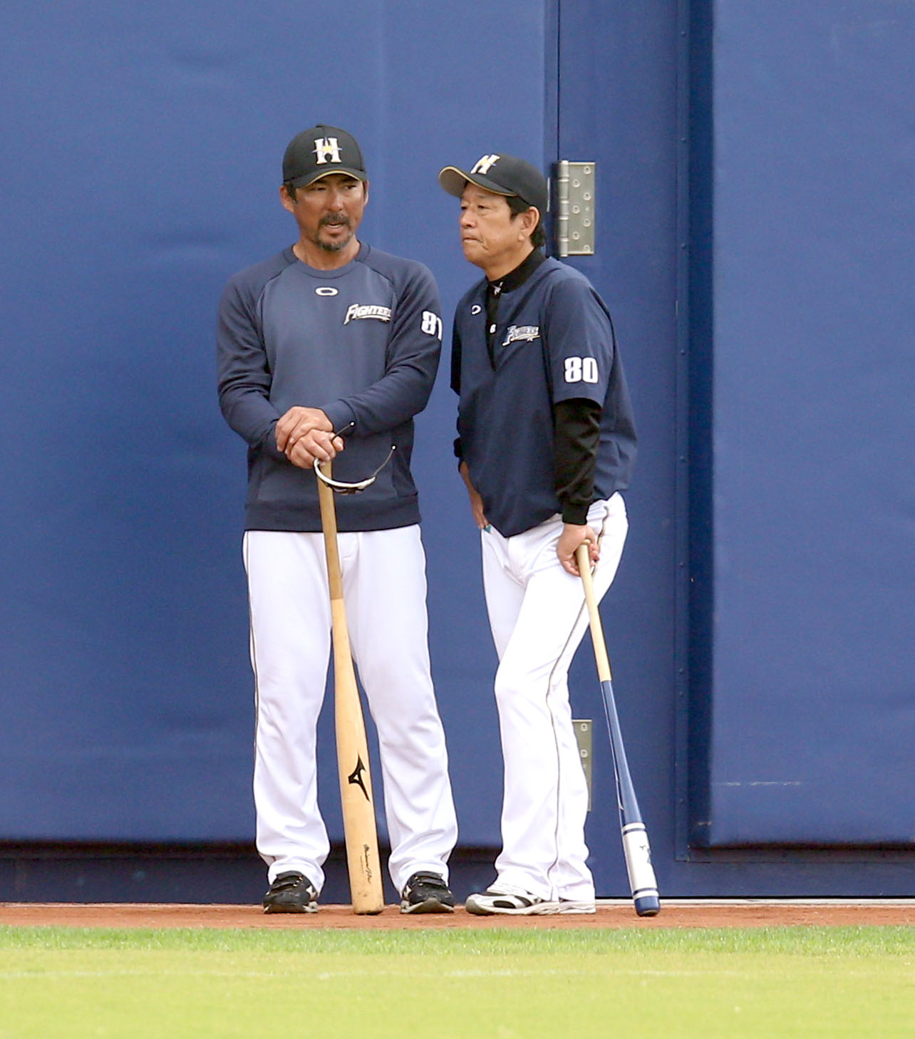 会話する日本ハム小笠原ヘッドコーチ兼打撃コーチ（左）と栗山監督（撮影・佐藤翔太）