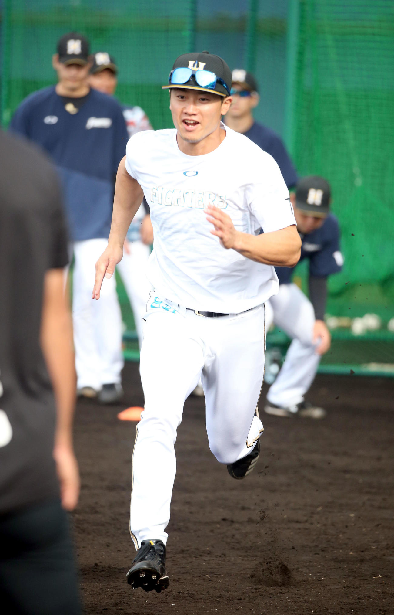 ウオーミングアップでダッシュをする日本ハム西川（撮影・佐藤翔太）