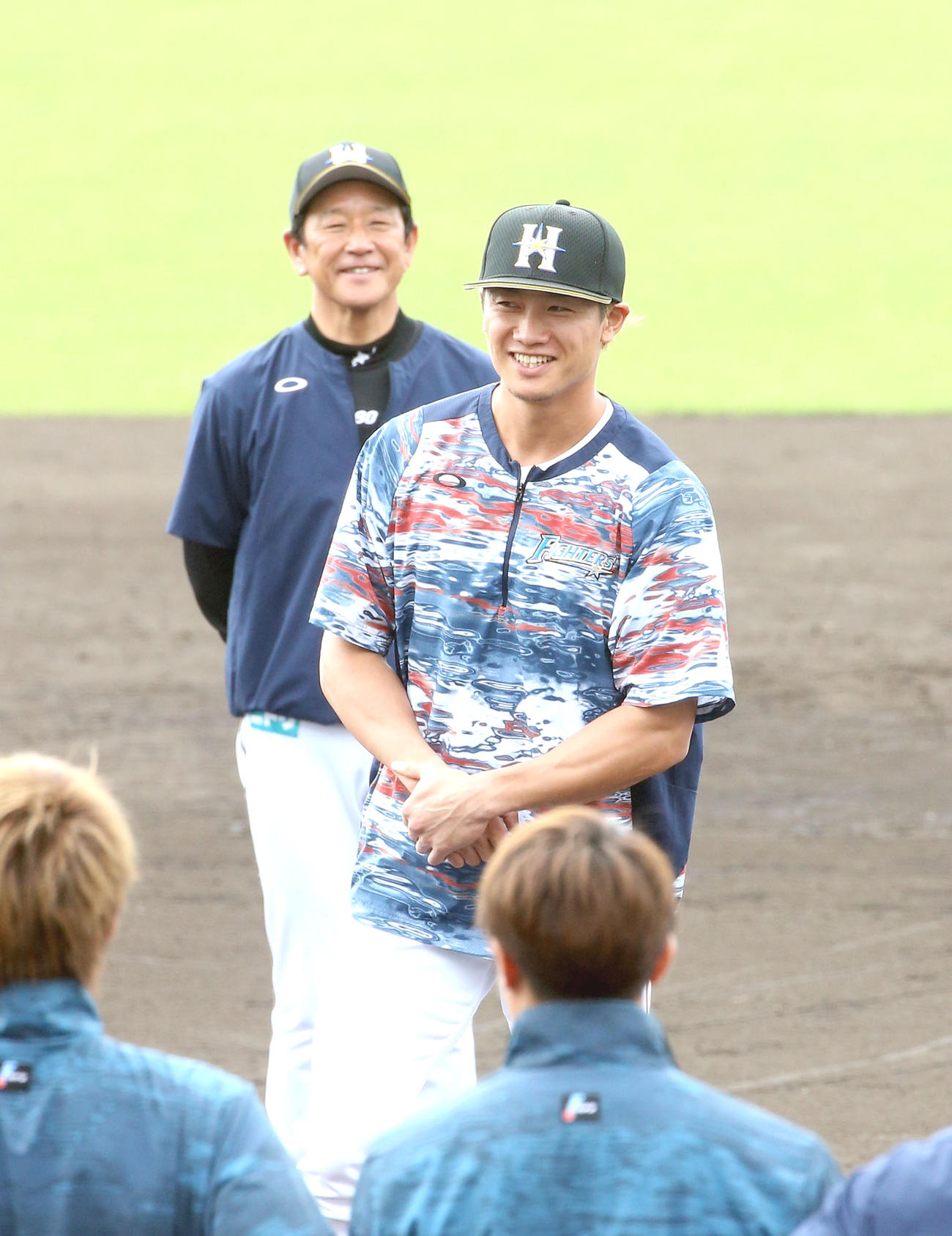 手締めのあいさつをする日本ハム西川遥輝（撮影・佐藤翔太）