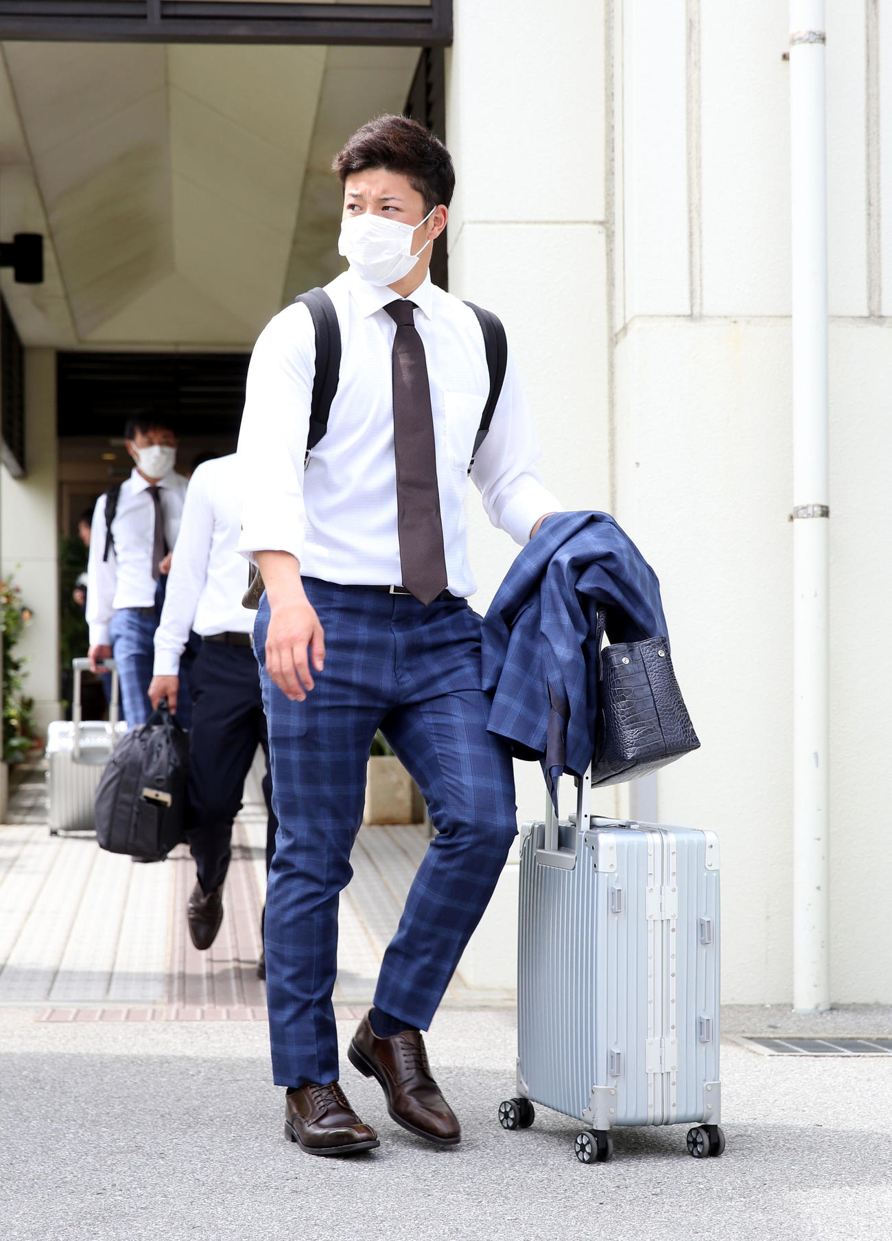 那覇空港に向かうバスに乗り込む日本ハム吉田輝（撮影・佐藤翔太）