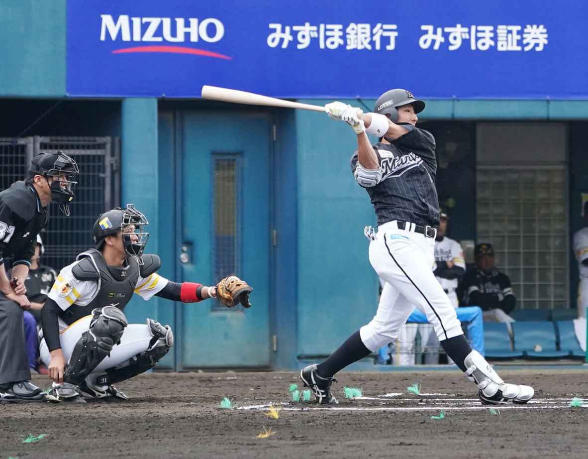 ソフトバンク対ロッテ　6回表ロッテ2死、右前打を放つ福田秀（撮影・鈴木みどり）