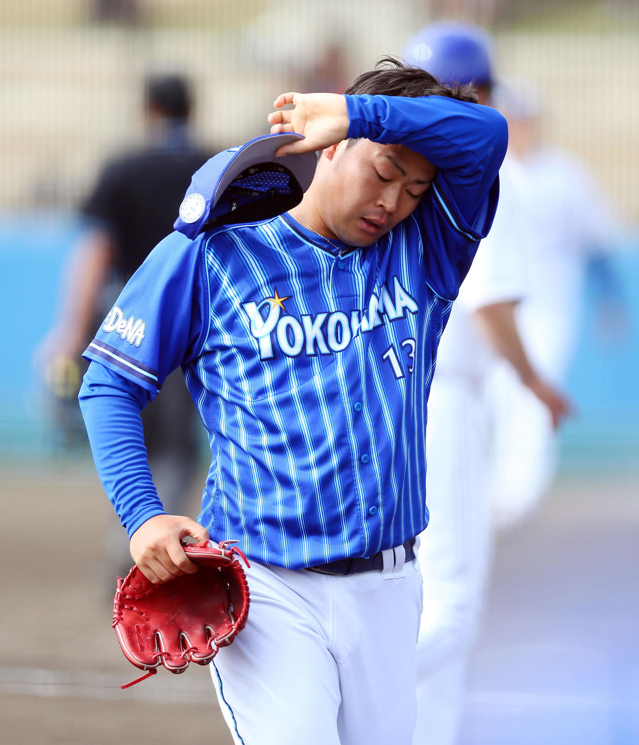 中日対DeNA　7回を無失点に抑え、汗をぬぐうDeNA伊勢（撮影・大野祥一）